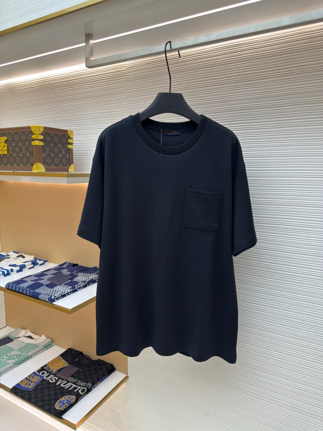 LOUIS VUITTON Pocket jacquard short sleeves ●Authentic product: purchased and developed for 8500 ●Item number: 1680112-A35 ●Fabric: pure cotton fabric ●Technology: jacquard knitting ●Version: fitted version ●Weight: about 345 grams ●Size: XS-S-M-L ●Description: Use 18-needle upper and lower cotton jacquard knitted fabric, weight 300g. Disassemble the original version to analyze the type of machine for yarn parameters. Manually count the needles and draw the pattern. The jacquard fabric is woven by Fukuda machine imported from Japan. The solid color part uses an 18-needle double-sided jacquard machine to weave the pique fabric. The jacquard and solid color fabrics are proportioned according to the amount of each piece. The two fabrics are the same The vat dyeing ensures that there is no color difference in the finished fabric. Overflow vat rope dyeing is used. The edge of the finished fabric is over-positioned and the weft adjuster is used to adjust the weft and slant to ensure that the pattern of the finished fabric is consistent with the size of the Y version. The front + sleeves are made of solid pique fabric, and the back pocket is made of jacquard fabric. The pocket letters are centered and positioned to take out the pieces. The thread is made of 40s double-ply cotton yarn and the flat collar is woven on a horizontal machine. The overall wiring is straight and delicate, the fabric is comfortable and soft, and the color is consistent without color difference. It can be matched with the same style to create a fashionable look and control various occasions. Customized accessories, complete with three standards, same style for men and women!